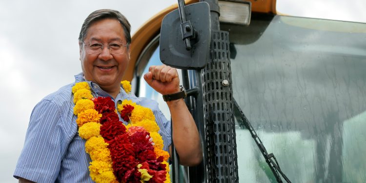 Arce ordena la ampliación del horario en el teleférico ante la crisis de combustible y dólares