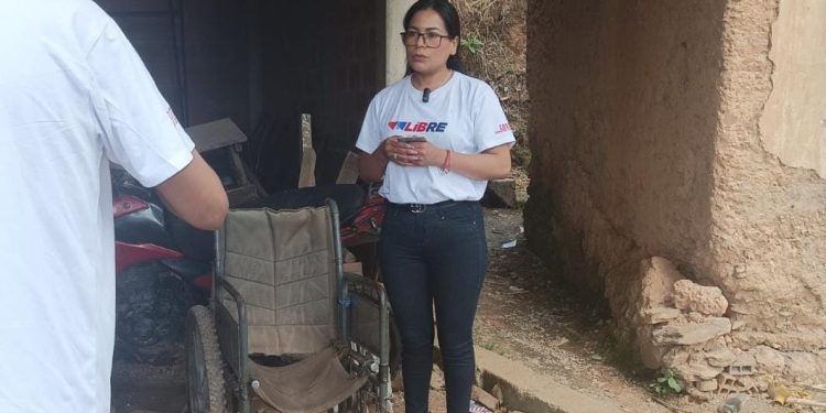 Mujer con discapacidad del 85% se beneficia con silla de ruedas