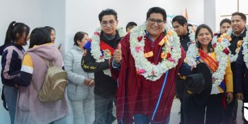 Docentes y Estudiantes aprueban la gestión de Carlos Condori  