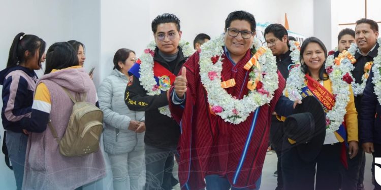 Docentes y Estudiantes aprueban la gestión de Carlos Condori  