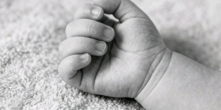 Investigan a hombre por presunta asfixia y muerte de su hija de un mes en Vinto