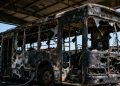 Incendio arrasa taller en Oruro y destruye cinco buses interdepartamentales