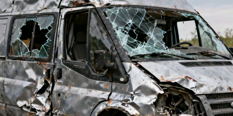 Avión militar impacta vehículos al aterrizar en El Alto