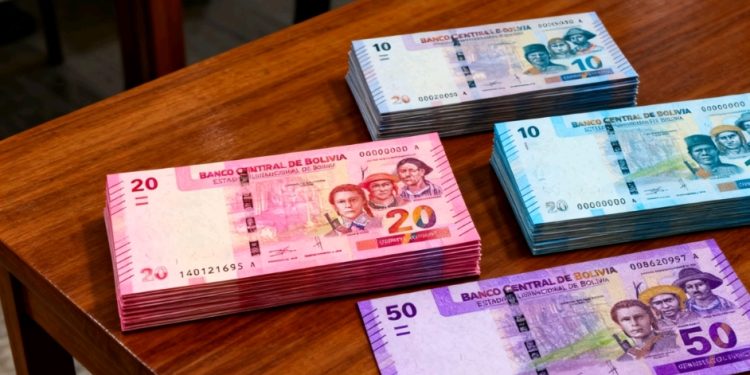 Policía dispersa con gas a personas que recogían dinero tras accidente aéreo