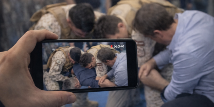 🧤 Guante eléctrico policial fue probado por un ministro y el video se volvió viral