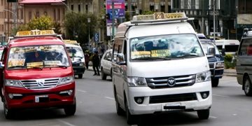 Choferes paceños califican de “imposible” verificar billetes de la serie B mientras conducen
