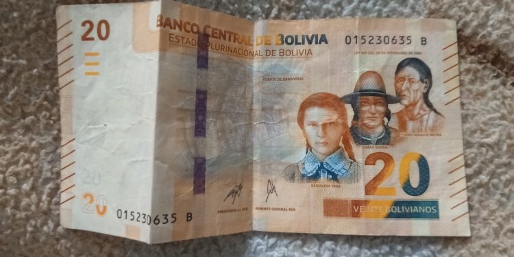 Filas en el BCB por rechazo a billetes de la serie B pese a su rehabilitación