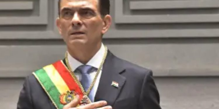 Fallas en avión presidencial retrasan viaje de Paz a Estados Unidos.