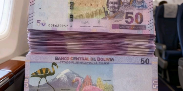 Comerciantes paceños reportan caída en ventas por rechazo a billetes de la serie B