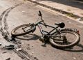 Motociclista es buscado tras atropellar a un ciclista y darse a la fuga