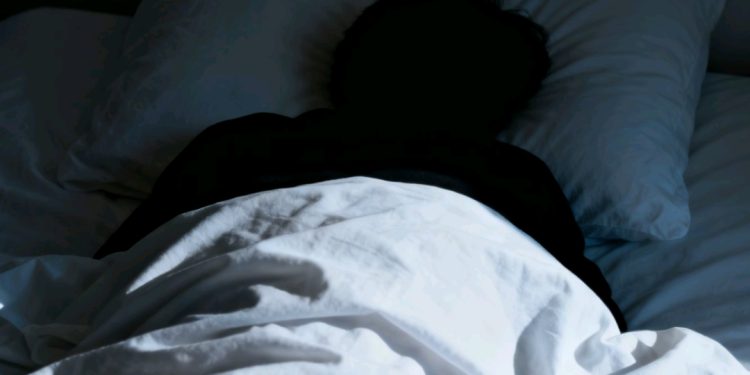 Hombre en India duerme hasta 300 días al año por una extraña enfermedad