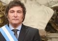 El jefe de Gabinete de Milei enfrenta denuncias por viajes en avión con su esposa