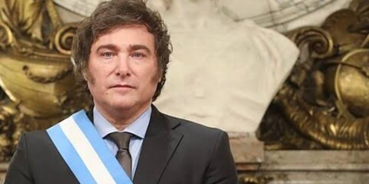 El jefe de Gabinete de Milei enfrenta denuncias por viajes en avión con su esposa
