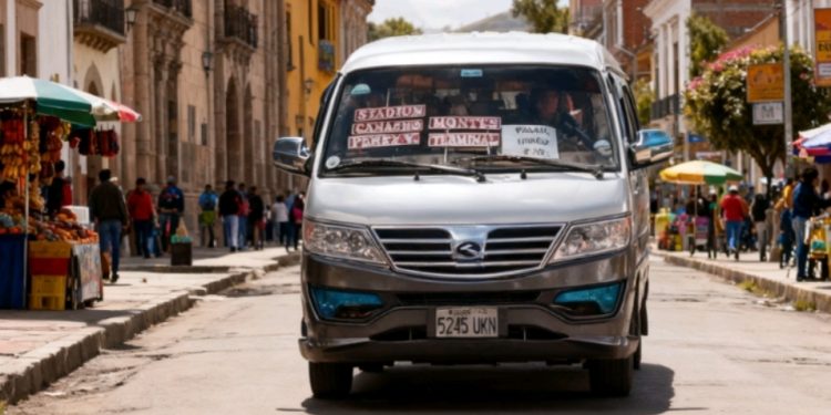 Mujer muere tras caer de un minibús en movimiento en La Paz.