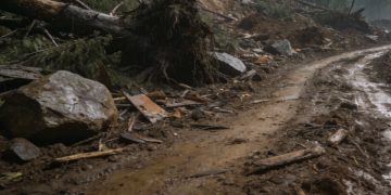 Caída de mazamorra restringe el paso en El Sillar