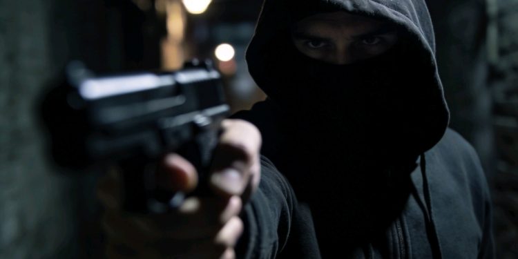 Delincuentes asaltan farmacia y amenazan a trabajadora en Santa Cruz