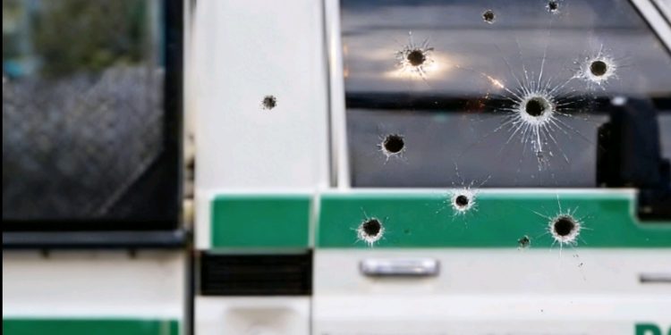 Reportan disparos contra vehículo policial en Santa Cruz