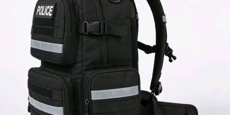Investigan hallazgo de mochila con equipo policial en Santa Cruz