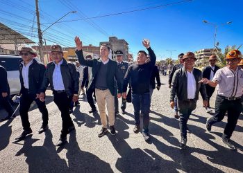 Cocaleros del Chapare avanzan a La Paz con la consigna de sacar del poder a Rodrigo Paz