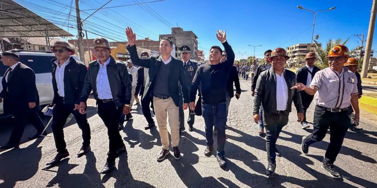 Cocaleros del Chapare avanzan a La Paz con la consigna de sacar del poder a Rodrigo Paz