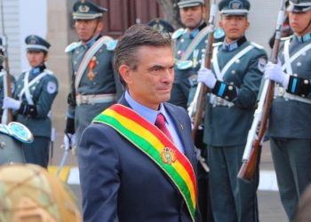 En medio de bloqueos, Paz reduce en 50% el sueldo presidencial y desafía las “mentiras”