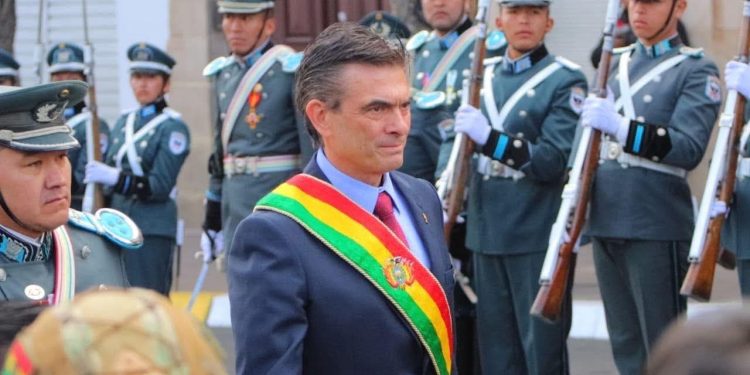 En medio de bloqueos, Paz reduce en 50% el sueldo presidencial y desafía las “mentiras”