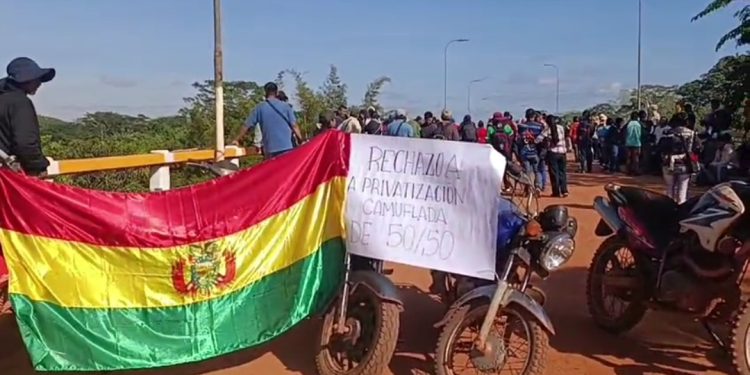 Pando amaneció bloqueado: maestros rurales radicalizan protestas