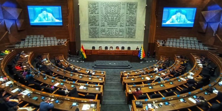 Tras 14 horas de debate, el Legislativo sanciona la norma que regula los Estados de Excepción